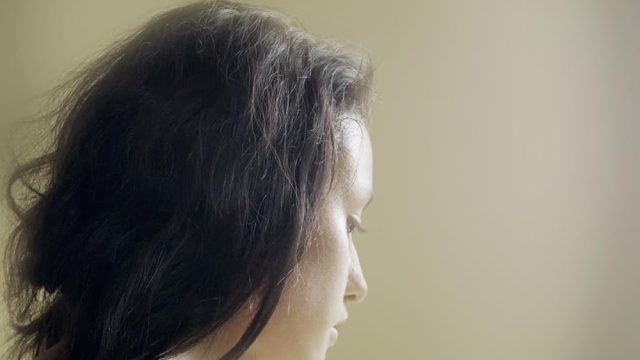 İlk Kez Yaparken Duygularına Hakim Olamayan Genç Kız Ağlamaya Başlıyor